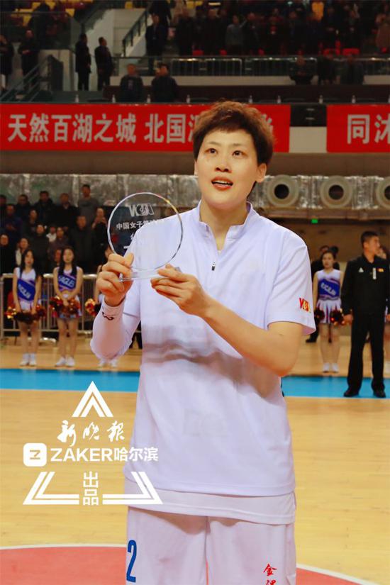  球星退役仪式温情落幕泪洒球场  